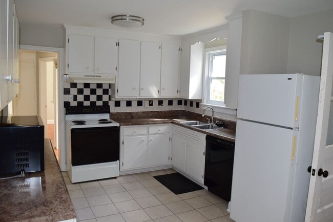 Building Photo - Nice Westend Brick home in the U of R area
