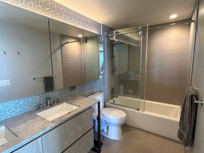 Building Photo - Upscale living With a View!