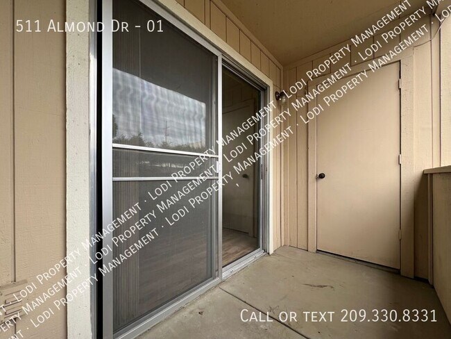 Building Photo - 511 Almond Dr