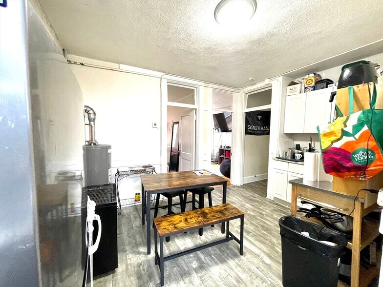 Building Photo - 137 Endicott St