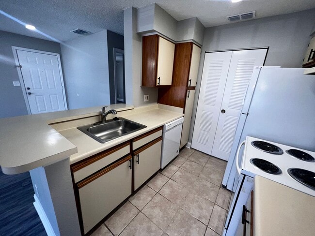 Building Photo - Remodeled 1st floor 2/2 Tradewinds Condo i...