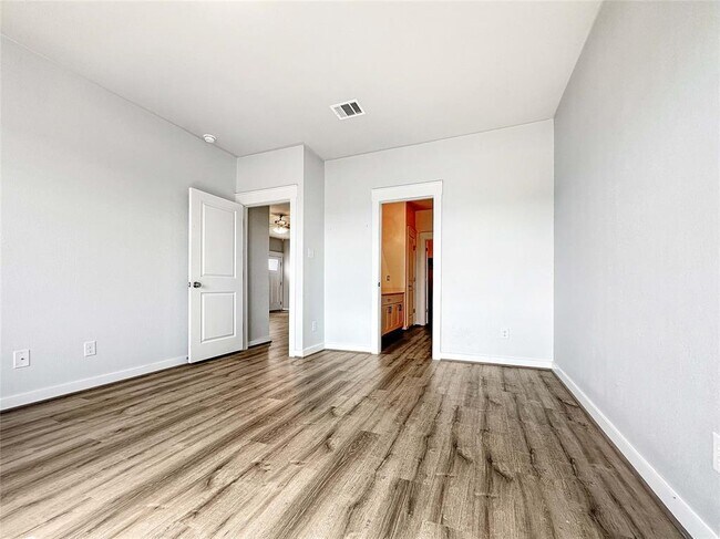 Building Photo - 179 Threshing Rd