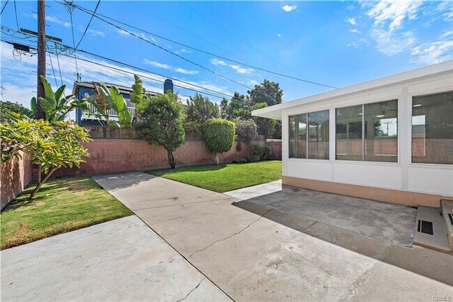 Building Photo - Charming Lakewood Home