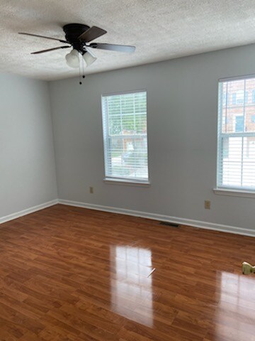 Building Photo - 3869 Meadow Creek Dr