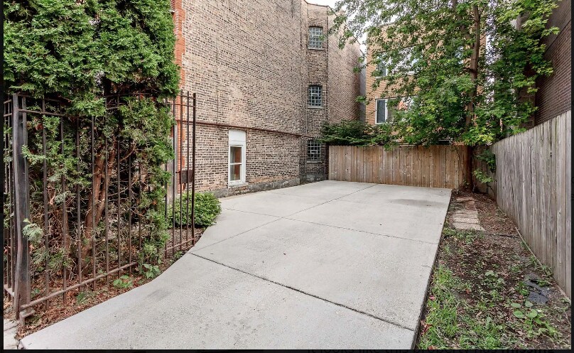 Building Photo - 2647 W Cortez St
