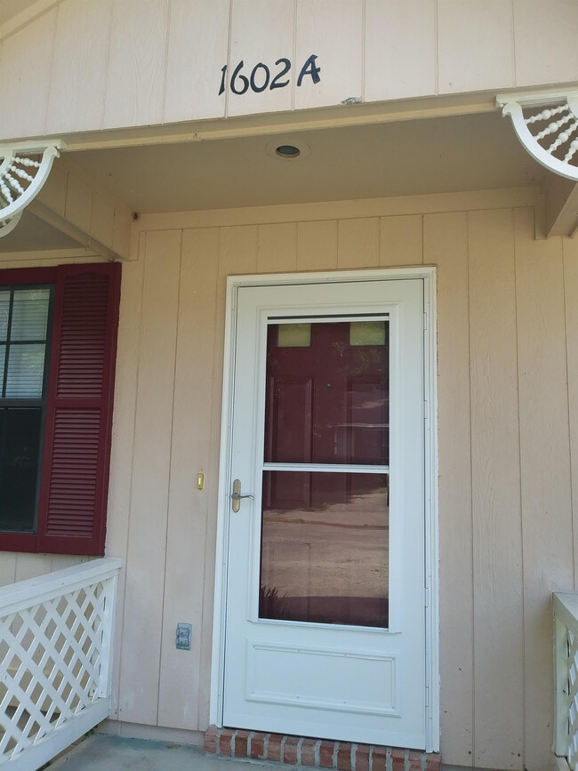 Building Photo - 1602 Carolwood Ct