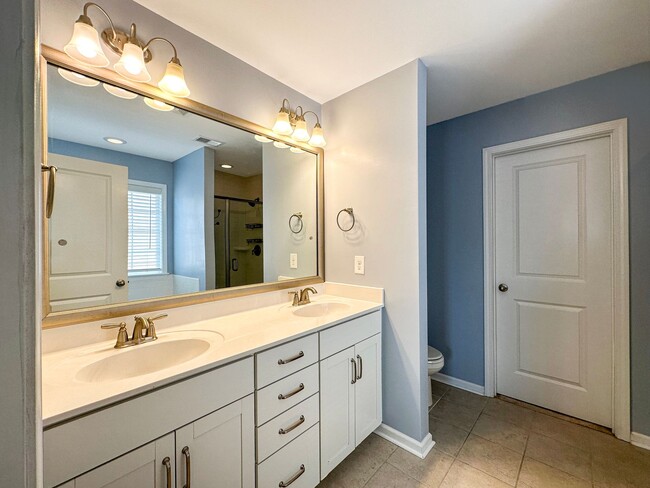 Building Photo - Fully Furnished 3 Bedroom, 2.5 Bathroom Ho...