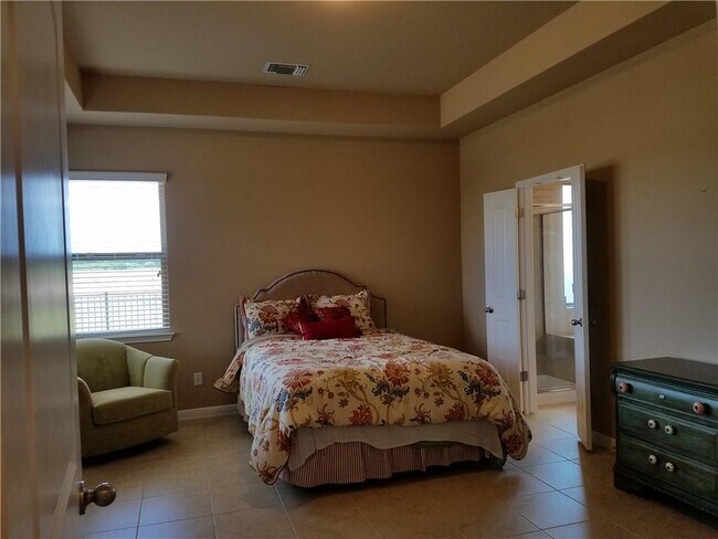 Building Photo - 743 Easton Dr