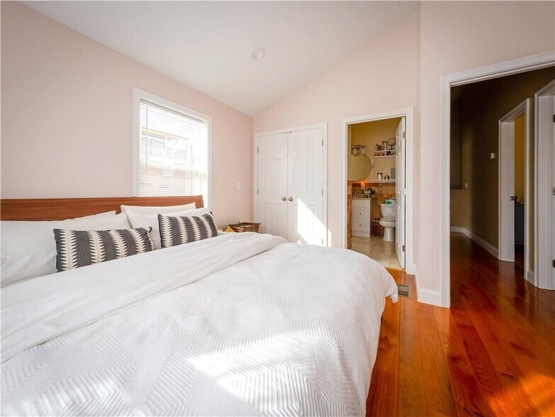 Building Photo - 74 Pitman St