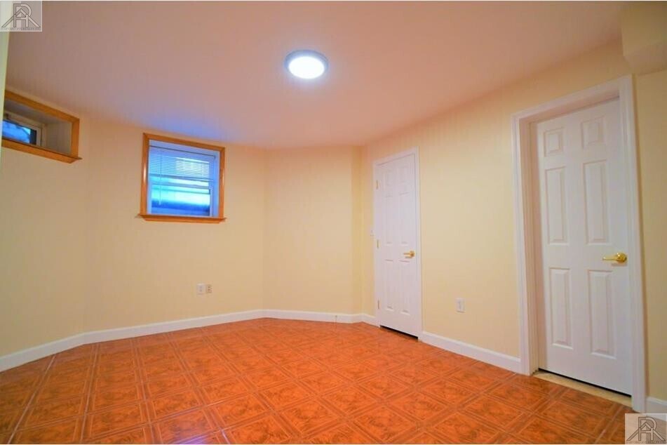 Building Photo - 73 Thatcher St