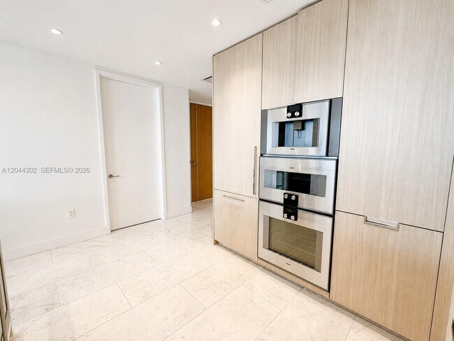 Building Photo - 15701 Collins Ave