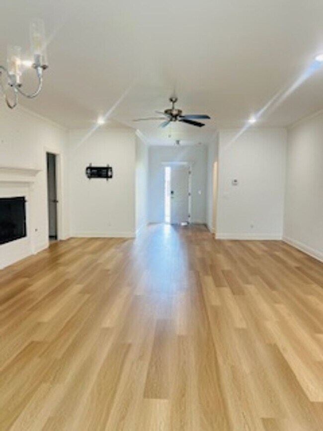 Building Photo - Beautiful 3 Bedroom 2 Bathroom Home