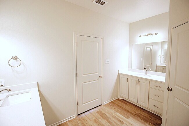 Building Photo - 2 Bedroom 2 Bathroom
