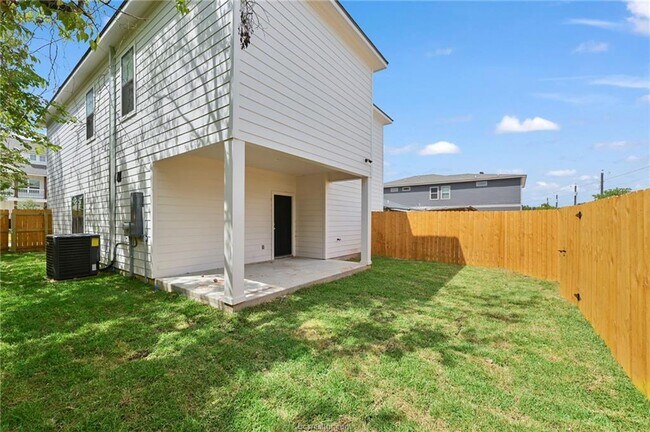 Building Photo - 304 Poplar St
