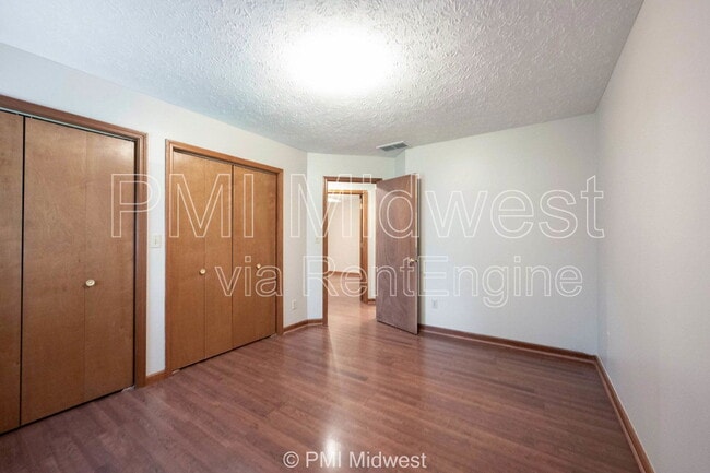 Building Photo - 406 Tulip Dr