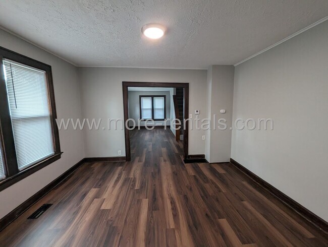 Building Photo - 392 Collingwood Ave