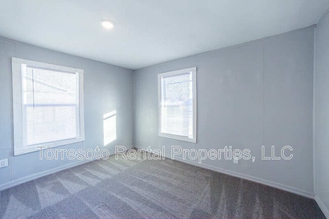 Building Photo - 2731 Menchaca St