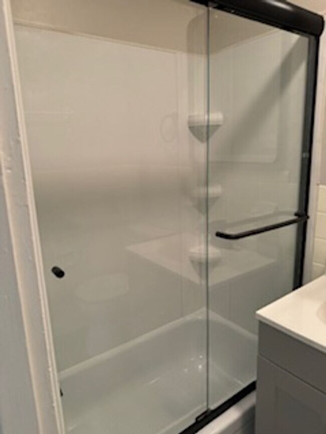 Building Photo - Newly Renovated Unit!