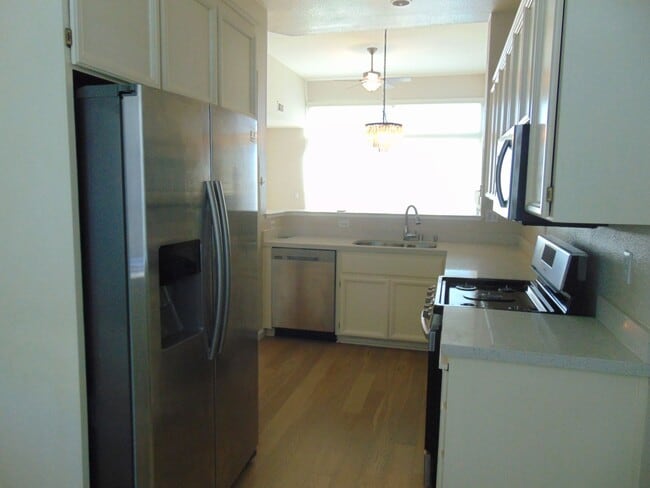 Building Photo - Gorgeous 2 story home available now in Gat...