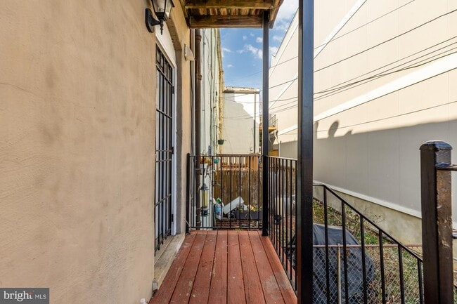 Building Photo - 1033 5th St NE