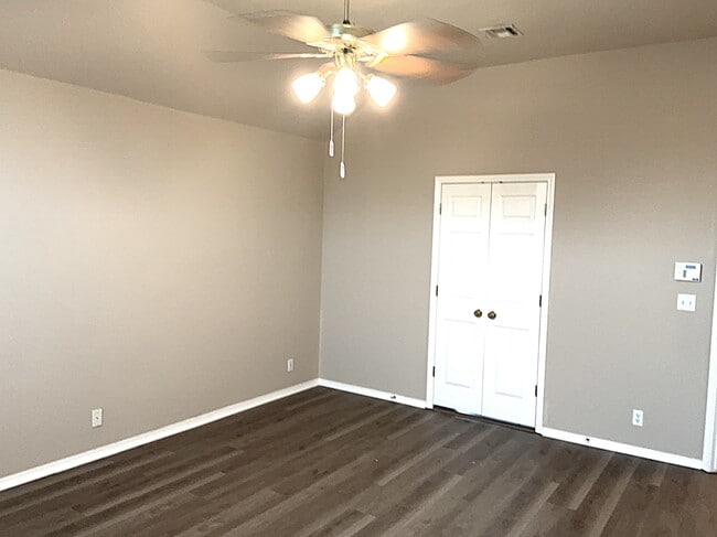 Building Photo - 513 N Sweet Gum Ave