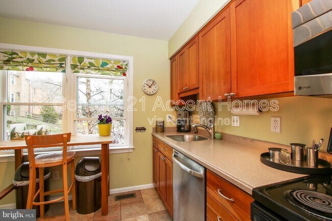 Building Photo - 3009 20th Ct S