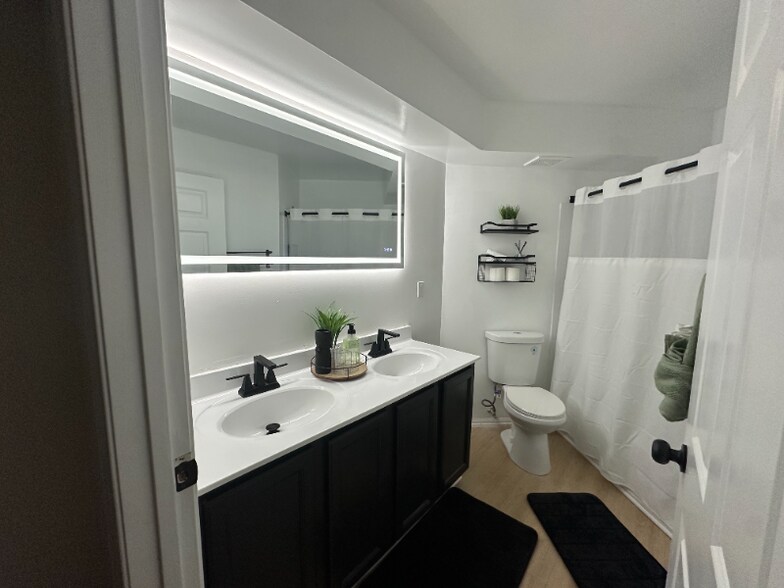 Building Photo - 139000 Farnsworth Ln