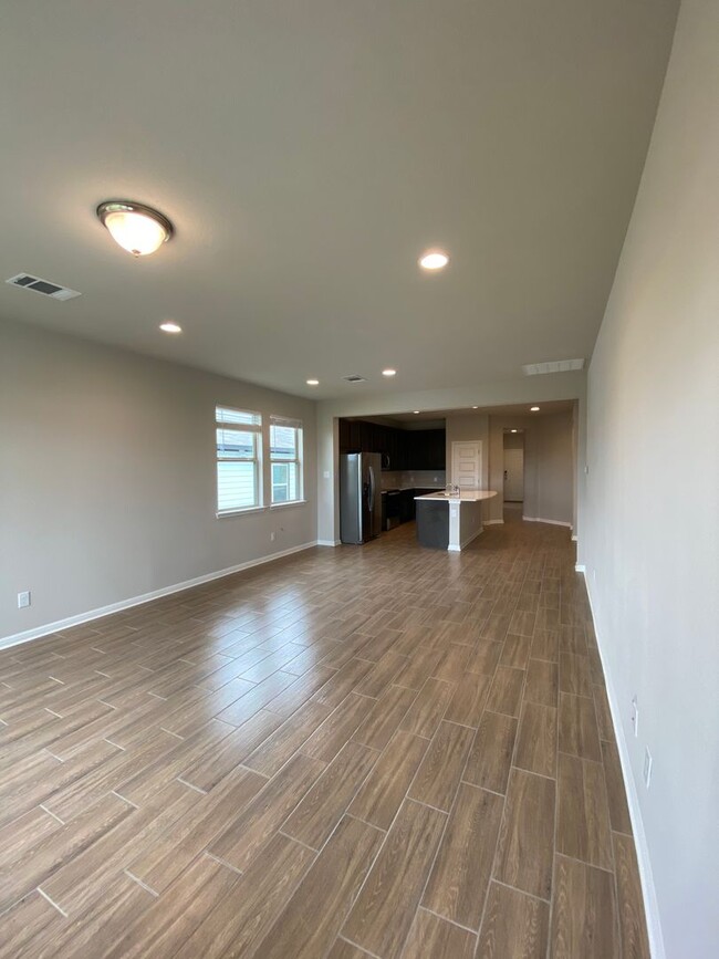 Building Photo - $500 off of 1st months rent if moved in be...