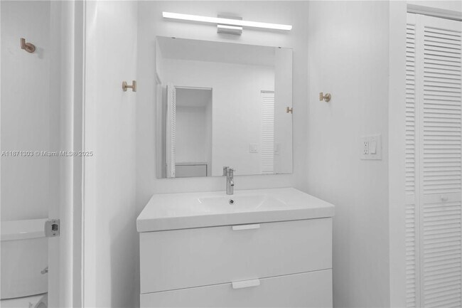 Building Photo - 1300 NE Miami Gardens Dr