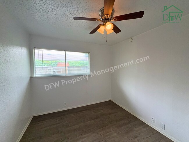 Building Photo - 3 Bed / 2 Bath Townhome - Fenced Yard, Community Pool, Washer & Dryer Included | Irving 75038