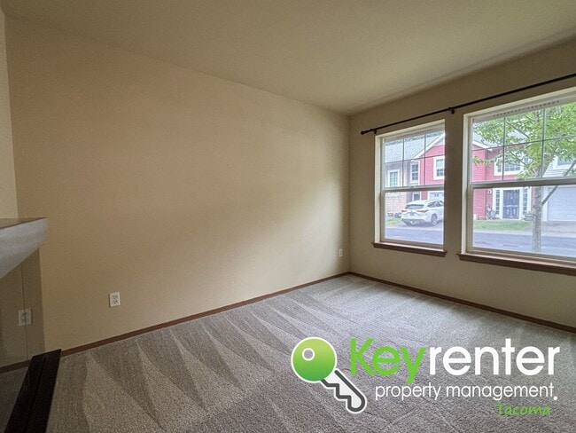 Building Photo - Modern Comfort Meets Great Location in Thi...