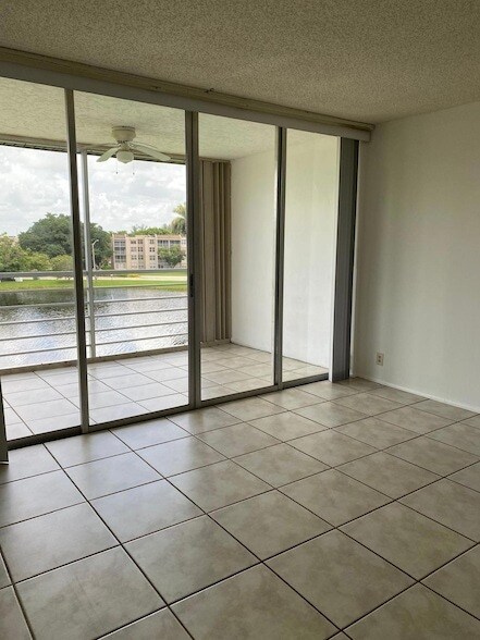 Building Photo - 9440 Poinciana Pl
