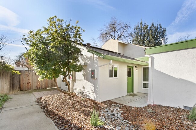 Building Photo - 2 Bedroom 2 Bedroom Home in East Davis with solar