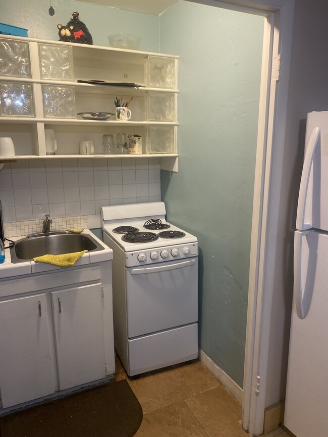 Building Photo - 320 Bawden St