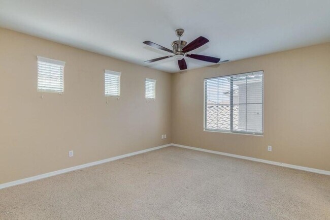 Building Photo - Charming 3 Bed + Den 2.5 Bath Home with 2 ...