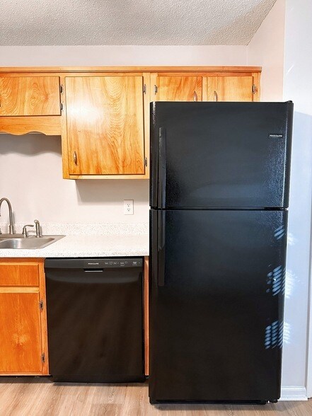 Building Photo - 470 Martha Ln