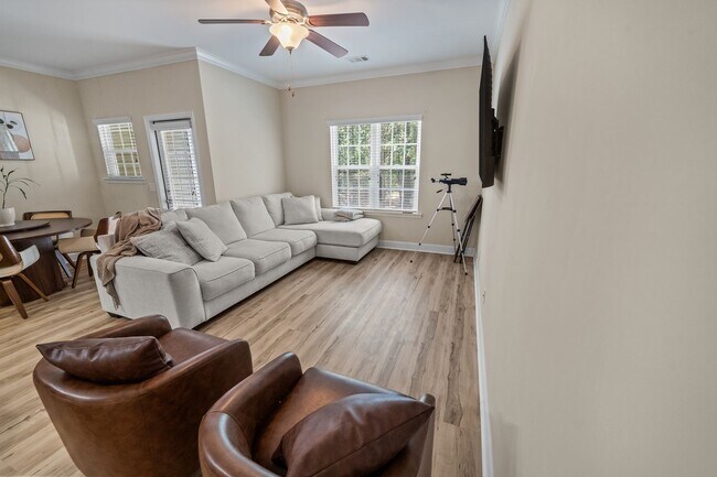 Building Photo - 3 Bedroom Townhome Across from Richmond Hill Golf Club