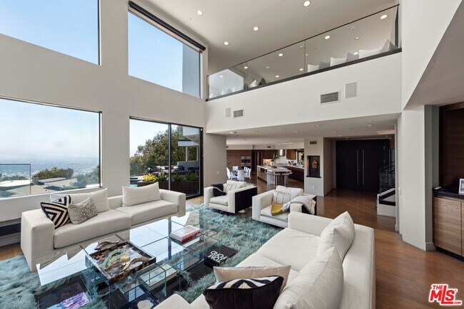 Building Photo - 2826 Las Alturas St