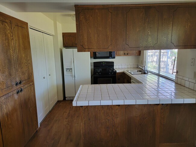 Building Photo - 3 Bedroom House across the street from Mar...