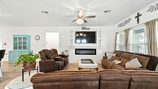 Building Photo - 305 N Kowald Ln