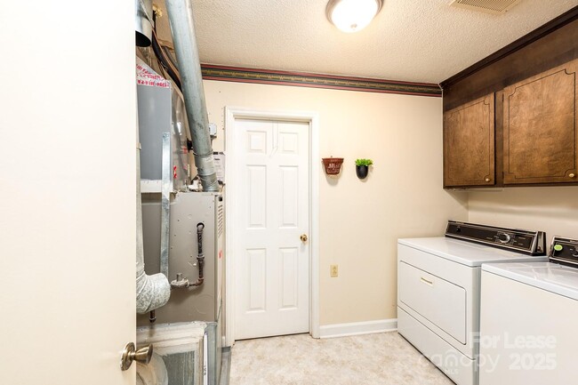 Building Photo - 901 Winter Wood Dr