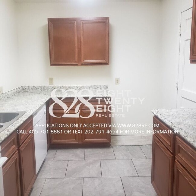 Building Photo - *AVAILABLE NOW!* 4 bed/1 Bath House with an Awesome Backyard!