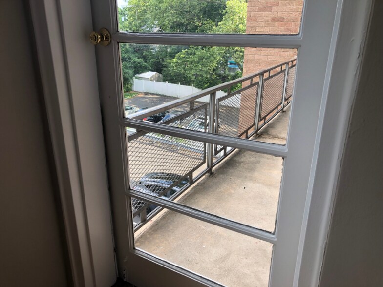 Building Photo - 147 Main St