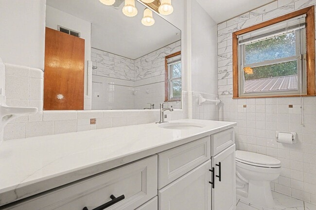 Building Photo - 3 Bedroom w/Den, 2.5 Bath-