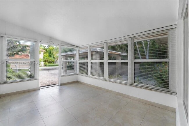 Building Photo - 613 NE 17th Terrace