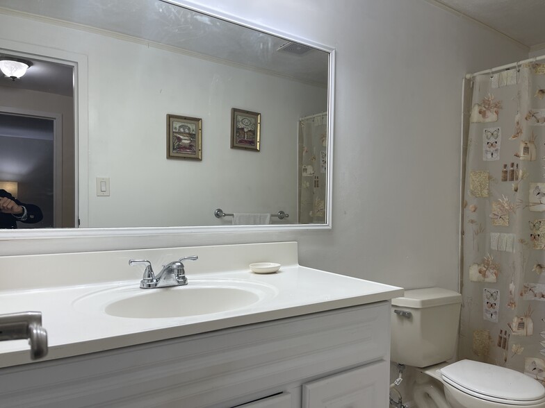 Full Bathroom / 2nd Floor - 158 Cambridge Dr