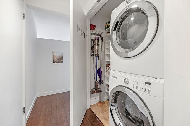 Building Photo - 2 bed 1.5 bath houseboat on Lake Union