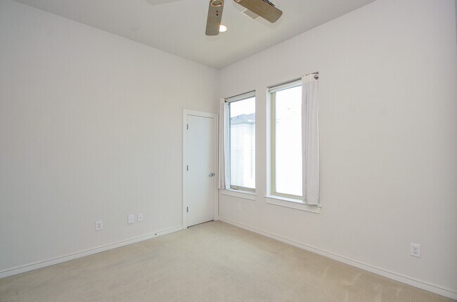 Building Photo - 1310 Delano St