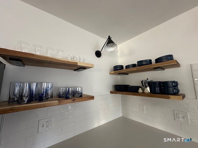 Building Photo - 15 Oakwood Rd