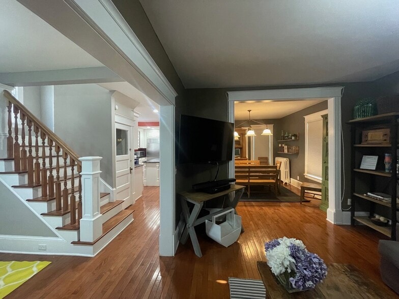 Building Photo - 4453 York Ave S